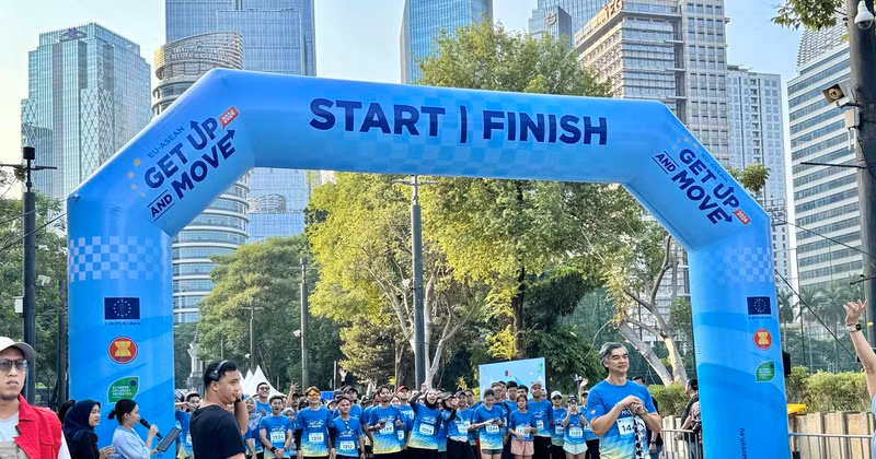 Around 500 people join in a five-kilometre run or walk and several “green action” events to kick off the week. (Photo: VNA) 