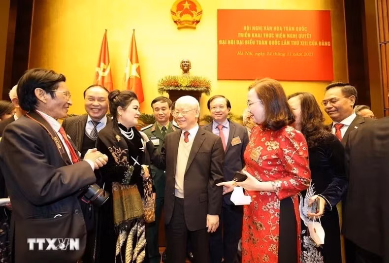 Party General Secretary Nguyen Phu Trong talks with delegates attending the National Cultural Conference to implement the 13th National Party Congress’ Resolution (November 24, 2021). Party General Secretary Nguyen Phu Trong talks with delegates attending the National Cultural Conference to implement the 13th National Party Congress’ Resolution (November 24, 2021).
