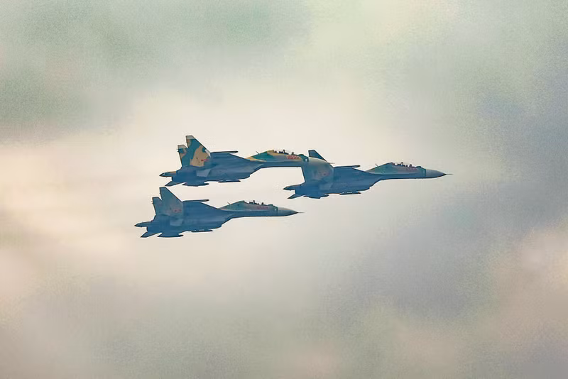 A formation of Su-30MK2 aircraft flew past the platform, simultaneously releasing missile decoys in the sky. A formation of Su-30MK2 aircraft flew past the platform, simultaneously releasing missile decoys in the sky.
