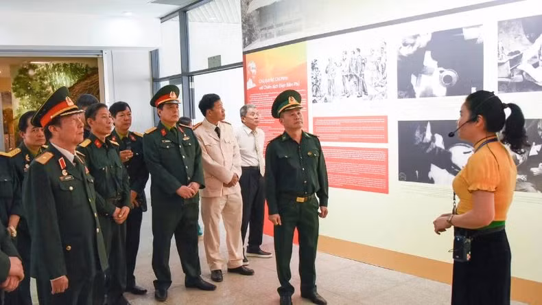 Hai Phong’s veterans are moved by their visit to Dien Bien Phuc Victory Museum. Hai Phong’s veterans are moved by their visit to Dien Bien Phuc Victory Museum.