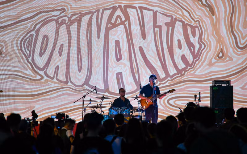 ‘Dau van tay’ (Fingerprints), an indie band in Ho Chi Minh City continues to bring "fire" to the Le Loi stage. ‘Dau van tay’ (Fingerprints), an indie band in Ho Chi Minh City continues to bring "fire" to the Le Loi stage.