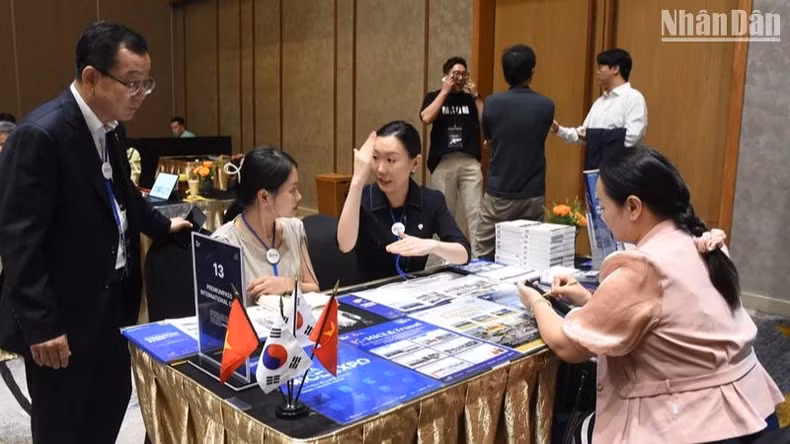 Vietnamese tourism businesses exchange experiences and seek cooperation opportunities with tourism enterprises from the RoK at the B2B Meeting event. (Photo: ANH DAO)