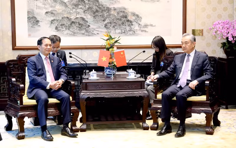 Vietnamese Minister of Foreign Affairs Bui Thanh Son (left) and his Chinese counterpart Wang Yi at their meeting in Beijing on June 26. (Photo: NDO)