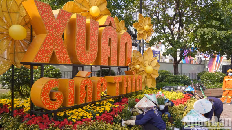 Workers are rushing to complete the final stages such as planting flowers, decorating medium and miniature scenes, and cleaning up completed areas waiting for the opening time.