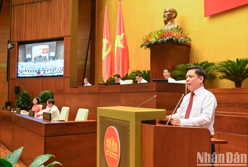 Secretary of the Party Committee of Central Agencies’ Bloc Nguyen Van The delivers the opening speech for the seminar. Secretary of the Party Committee of Central Agencies’ Bloc Nguyen Van The delivers the opening speech for the seminar.