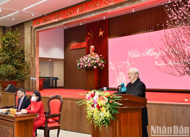 On the sacred moment of the Lunar New Year’s Eve in 2022, Party General Secretary Nguyen Phu Trong extends greetings to the Party Committee, government, and people of the capital city on the evening of January 31. On the sacred moment of the Lunar New Year’s Eve in 2022, Party General Secretary Nguyen Phu Trong extends greetings to the Party Committee, government, and people of the capital city on the evening of January 31.