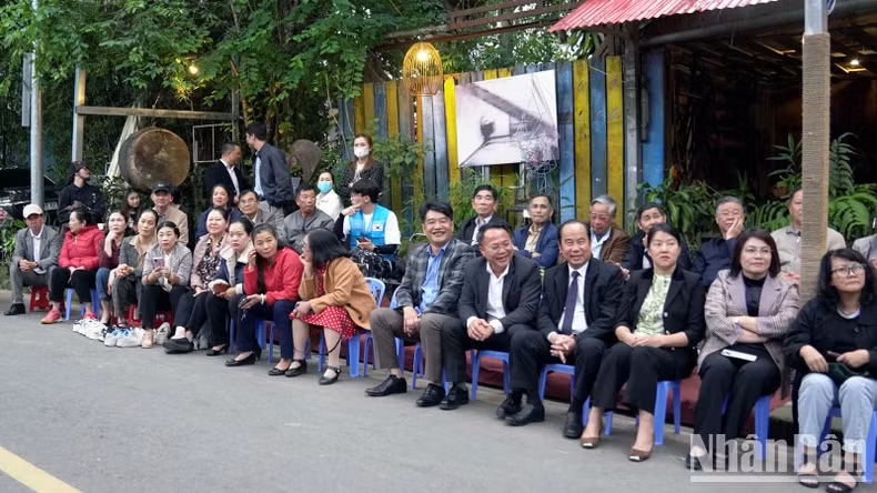 The delegates attend the opening ceremony for Da Lat Art Street.