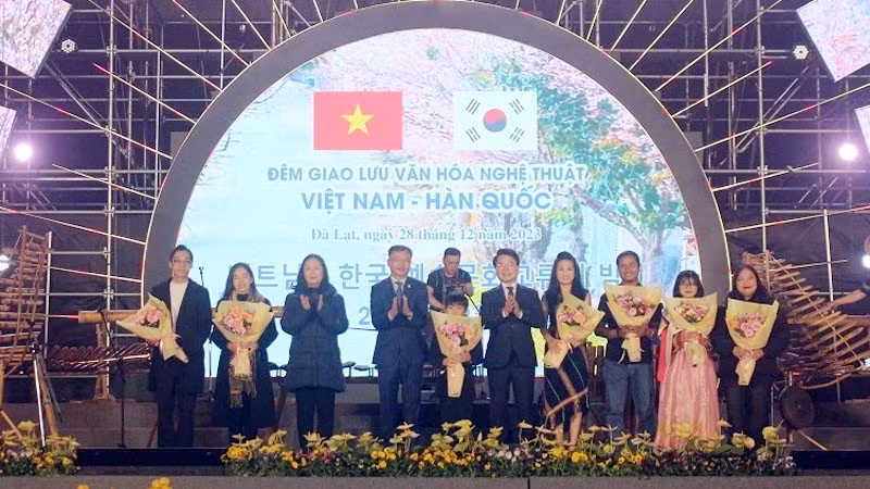 Leaders of Da Lat and Chuncheon present flowers to the participating art troupes and artists. (Photo: VH)