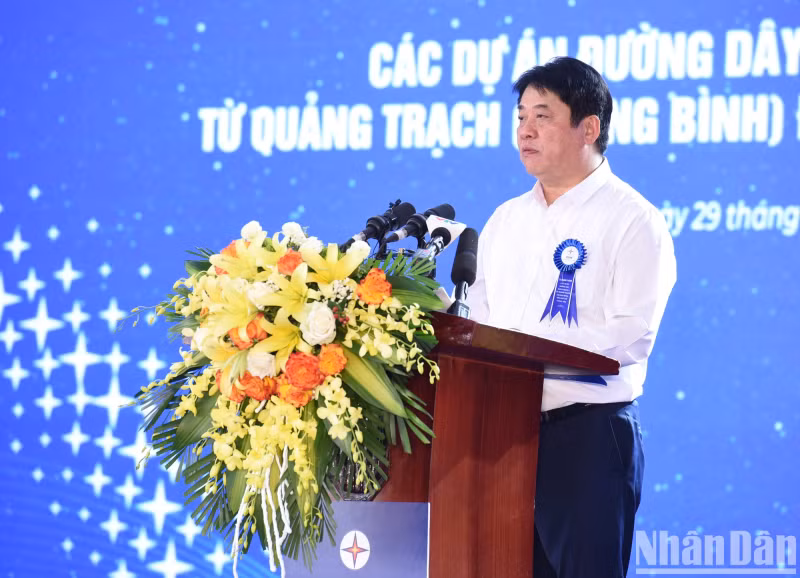 General Director of Vietnam Electricity (EVN) Nguyen Anh Tuan delivers a speech at the inauguration ceremony.