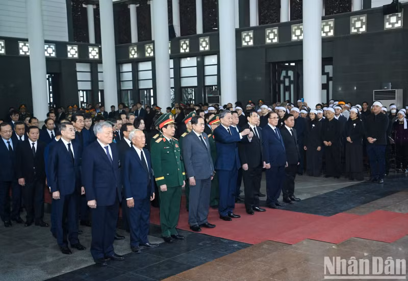 Leaders and former leaders of the Party and State pay their respects to General Nguyen Quyet.