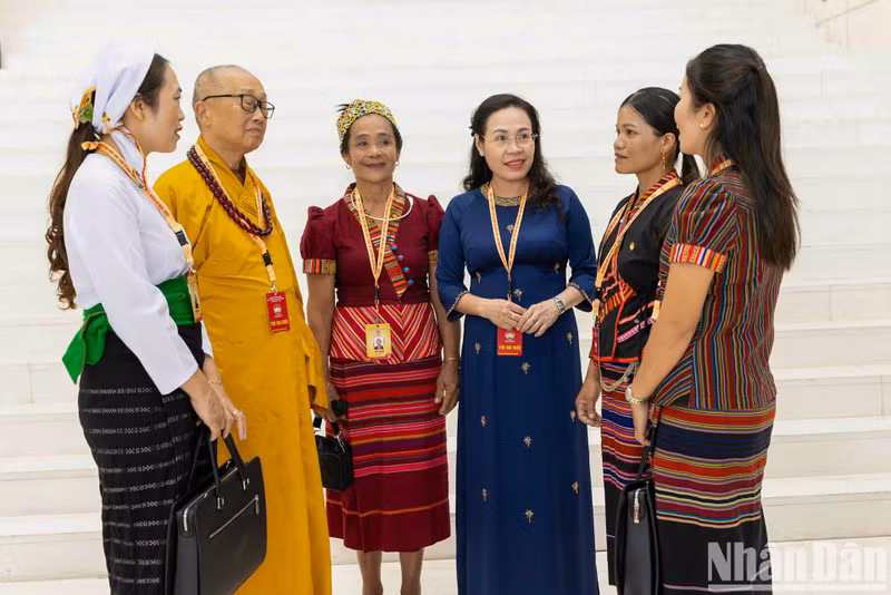 Delegates exchange views after the first working session.