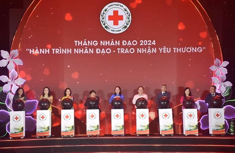 Acting President Vo Thi Anh Xuan and other delegates press the button to launch the 2024 National Humanitarian Month in Dien Bien Province. Acting President Vo Thi Anh Xuan and other delegates press the button to launch the 2024 National Humanitarian Month in Dien Bien Province.