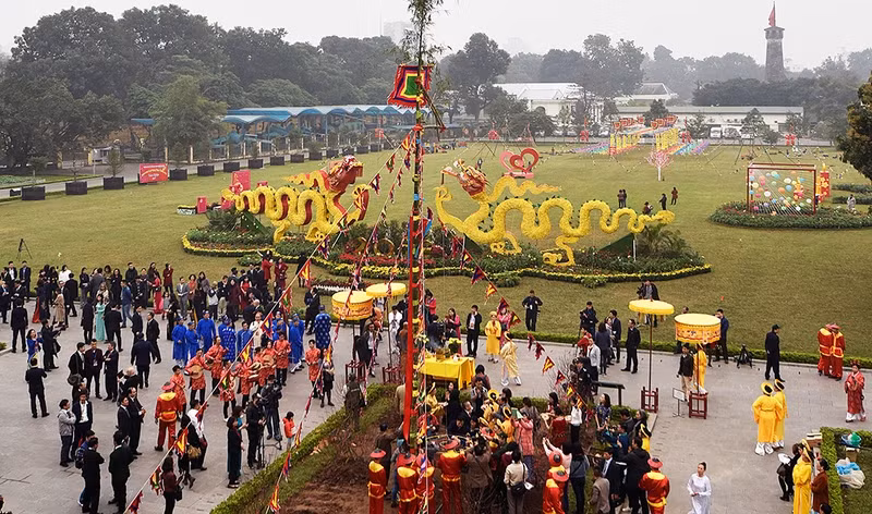 A delegation of overseas Vietnamese attends an incense offering ceremony at the Thang Long Imperial Citadel. (Photo: THANH GIANG)