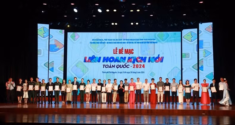Gold medals are awarded to outstanding actors and actresses. (Photo courtesy of the organising committee)