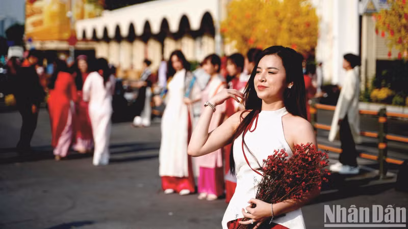 Many young people take beautiful photos together to welcome the Lunar New Year.