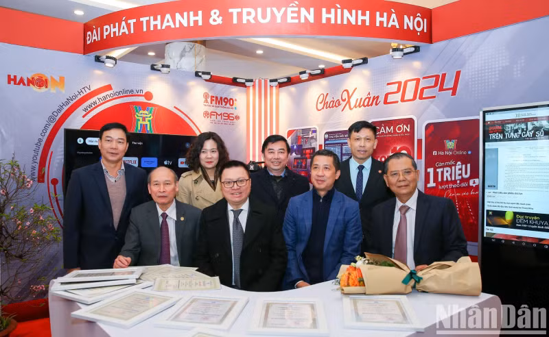 The delegates visit the pavilion of Hanoi Radio Television.