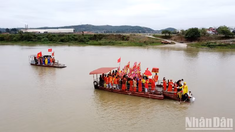 People crossing the river do not have to pay fares during the festival.