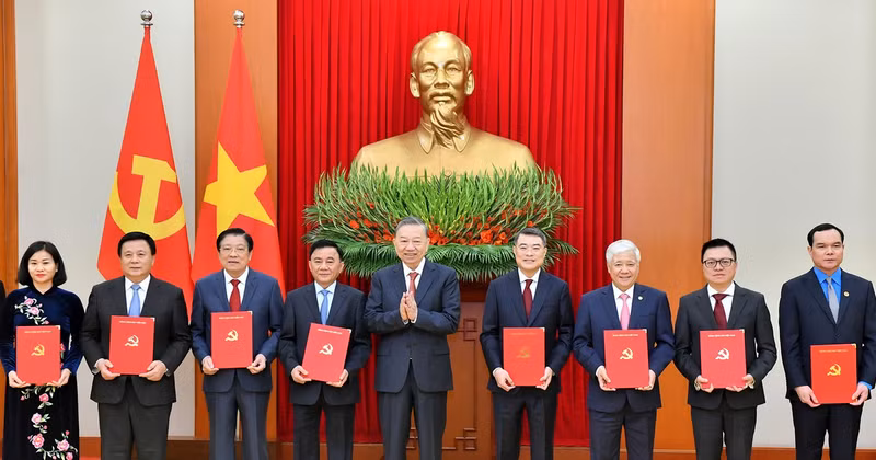 Party General Secretary To Lam presents decisions regarding the functions and tasks of the central agencies and units.