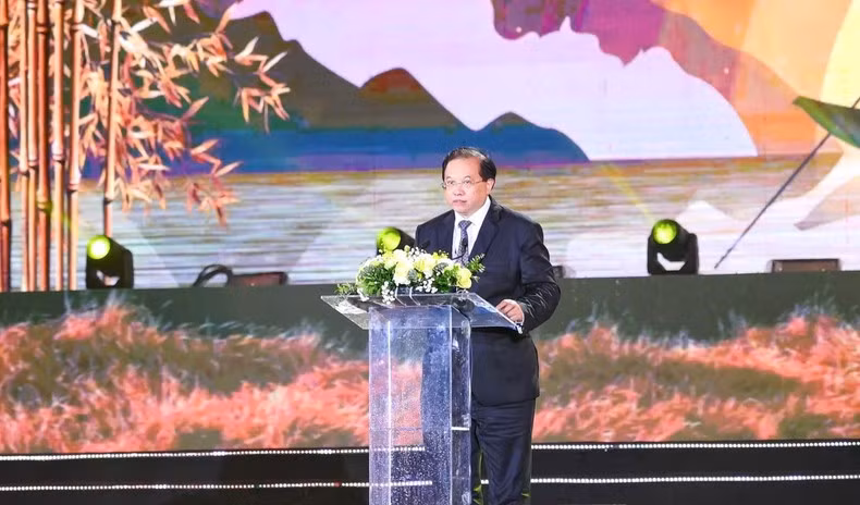 Deputy Minister of Culture, Sports and Tourism Ta Quang Dong speaks at the ceremony.