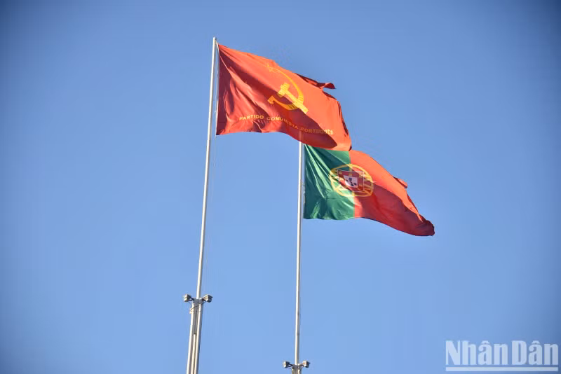 Regarding the visit to Vietnam by the General Secretary of the Portuguese last August, Fernanda Mateus mentioned that the results and lessons from Vietnam’s renewal and socialist building process are valuable references for the Portuguese Communist Party in its struggle for democracy, progress, and socialism in Portugal. In the future, the Portuguese Communist Party will strive to contribute to enhancing cooperation and friendship between the two countries.