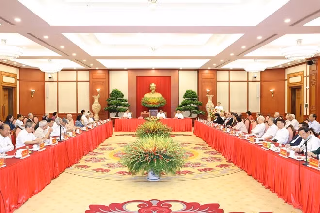 The Politburo's meeting with incumbent and former leaders of the Party, State and Vietnam Fatherland Front in Hanoi on August 15 (Photo: VNA)