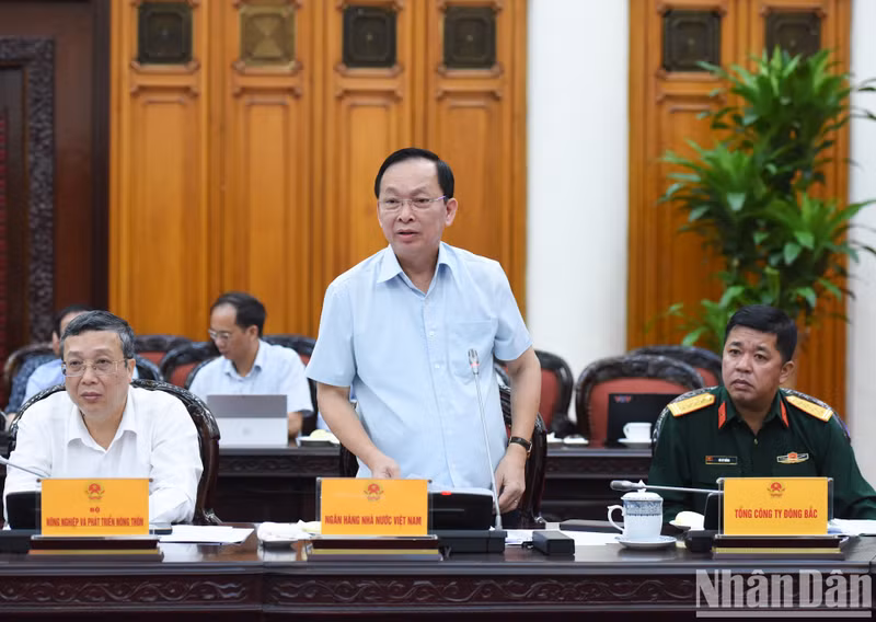 A representative from the State Bank of Vietnam contributes to the discussion.