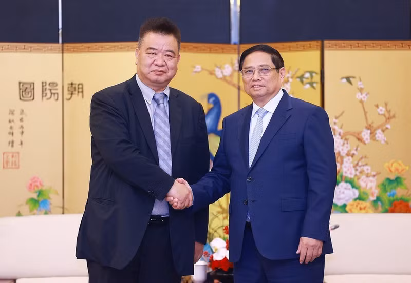 PM Pham Minh Chinh (right) receives a leader of the Kunming International Flora Auction Trading Centre Co. Ltd (KIFA) in Kunming city on November 6. (Photo: VNA)