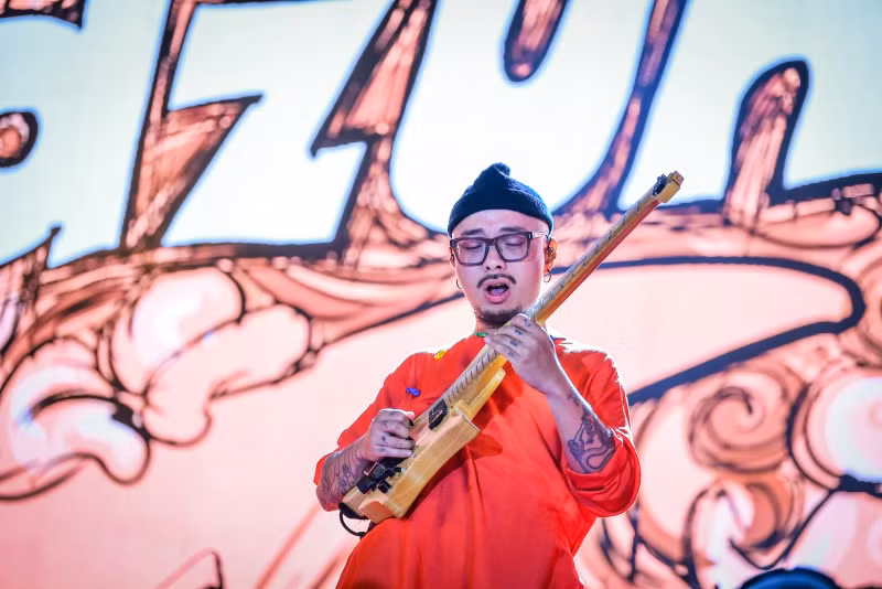 Veteran rocker Dzung “stirs up” Ho Chi Minh City stage with his own powerful music. Veteran rocker Dzung “stirs up” Ho Chi Minh City stage with his own powerful music.