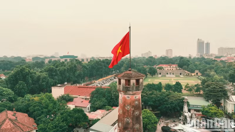 The sound of the saxophone also takes viewers to the Hanoi Flagpole.