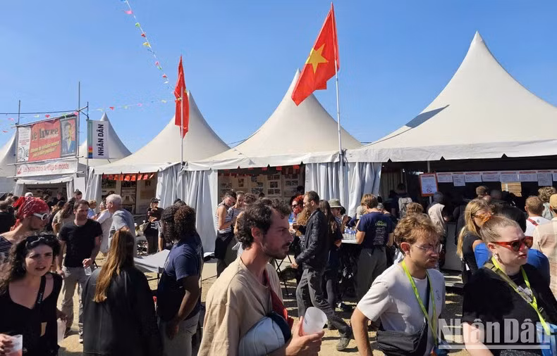 The Vietnam pavilion, organised by Nhan Dan Newspaper, has become a familiar destination for many French and international friends at each edition of L’Humanité Festival. The Vietnam pavilion, organised by Nhan Dan Newspaper, has become a familiar destination for many French and international friends at each edition of L’Humanité Festival.