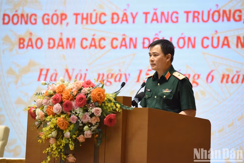 Chairman and General Director of the Viettel Military Industry and Telecoms Group (Viettel) Tao Duc Thang speaks at the event.