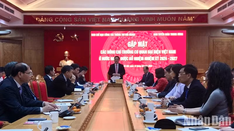 Head of the Party Central Committee’s Commission for Popularisation and Education Nguyen Trong Nghia speaks at the working session. (Photo: NDO)