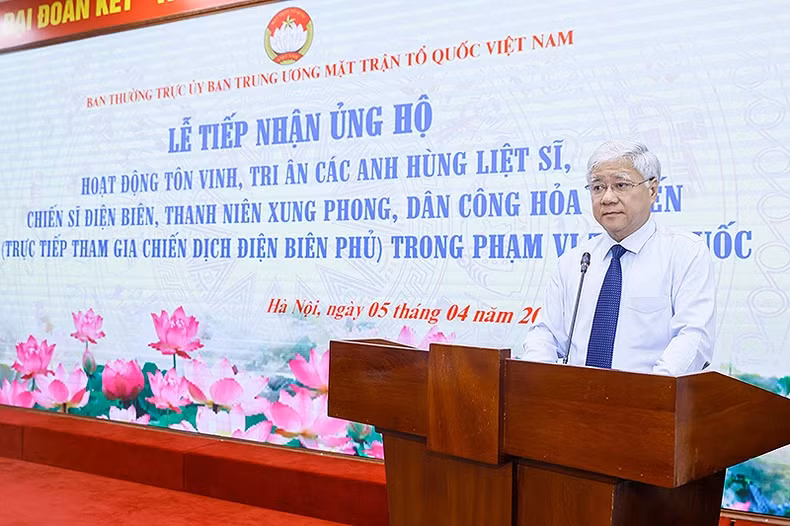 The VFFCC’s President Do Van Chien speaks at the ceremony.