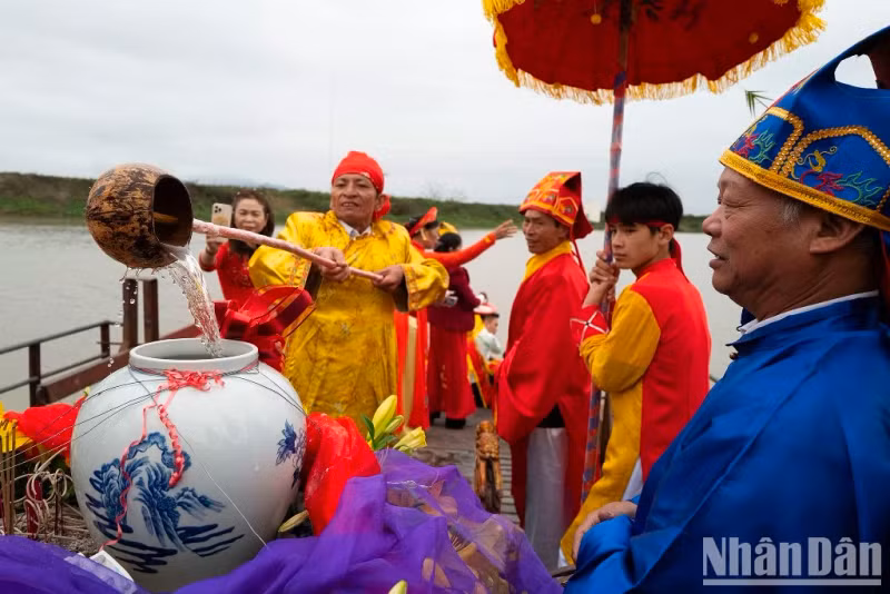 The ritual shows the villagers’ gratitude and respect for ancestors who made contributions to the nation and people.