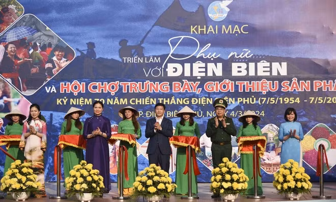 The ribbon-cuting ceremony for the opening of the exhibition. (Photo: VNA)