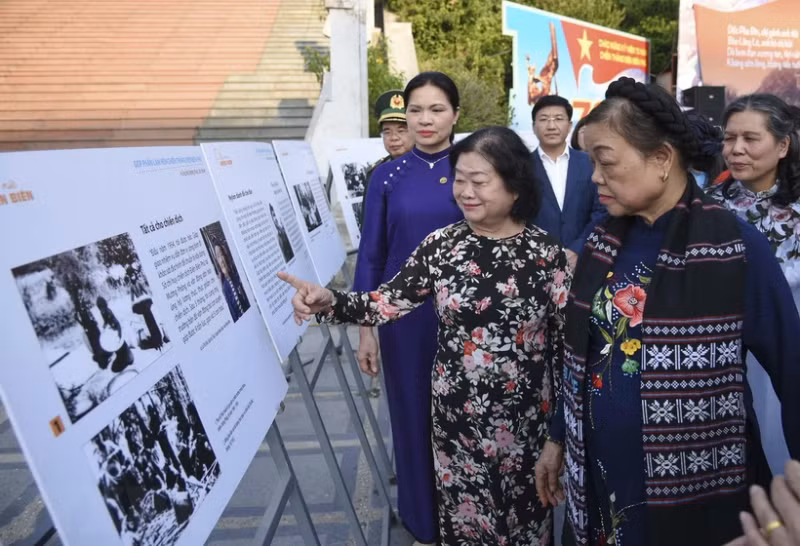The delegates visit the exhibition. (Photo: VNA)