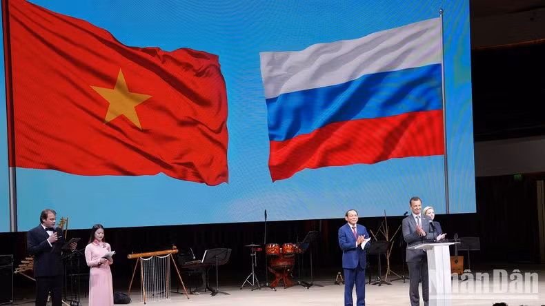 First Deputy Speaker of the Federation Council Andrey Yatskin, Minister of Culture, Sports and Tourism Nguyen Van Hung, and Minister of Culture of the Russian Federation Olga Liubimova at the opening ceremony.