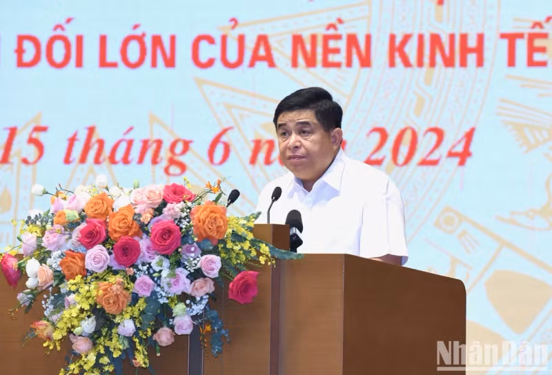 Minister of Planning and Investment Nguyen Chi Dung gives a report on the contributions of the State-owned enterprises.