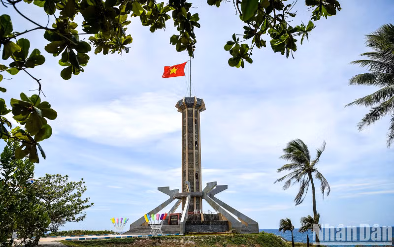 The Con Co Flagpole is one of the largest flagpoles on Vietnam's offshore islands. It has a total height of 38.8 metres, with its base and body clad in high-quality granite, flying a national flag measuring 24 square metres.