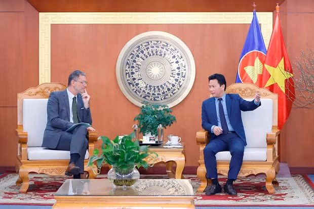 Minister of Natural Resources and Environment Dang Quoc Khanh (right) meets with French Ambassador to Vietnam Olivier Brochet. (Photo: tainguyenmoitruong.gov.vn) 
