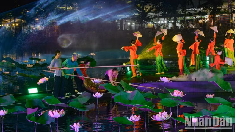 At the opening ceremony, residents and tourists enjoy a semi-realistic art show titled “Story of the Lotus”, on a floating stage. The programme consists of four chapters, corresponding to four historical contexts, the life cycle stages of a lotus flower and human beings.