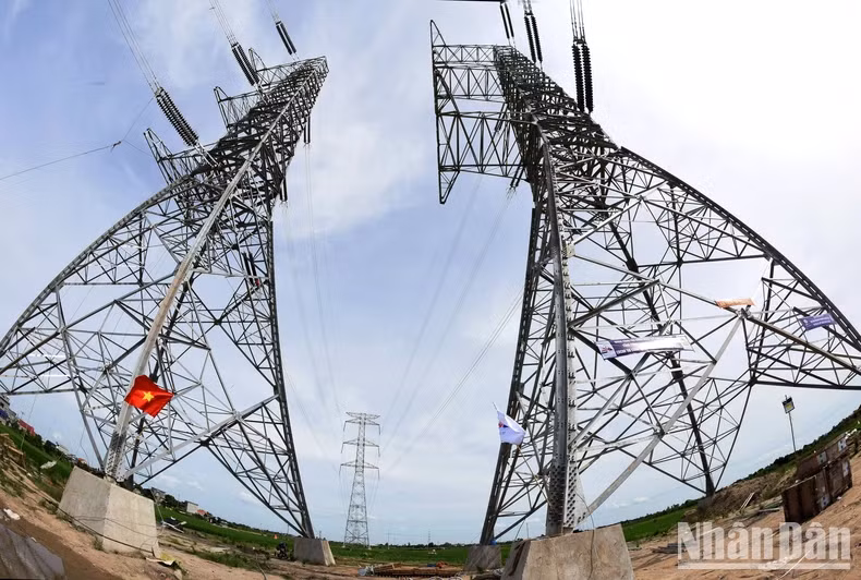 The Circuit-3 500kV transmission line from Quang Trach to Pho Noi. (Photo: Tran Hai) The Circuit-3 500kV transmission line from Quang Trach to Pho Noi. (Photo: Tran Hai)