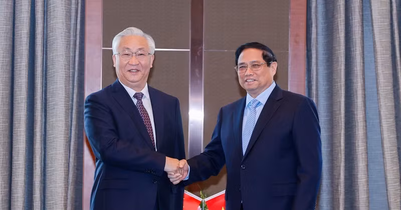 Vietnamese Prime Minister Pham Minh Chinh (right) and Chinese Vice Premier Zhang Guoqing. (Photo: VNA)