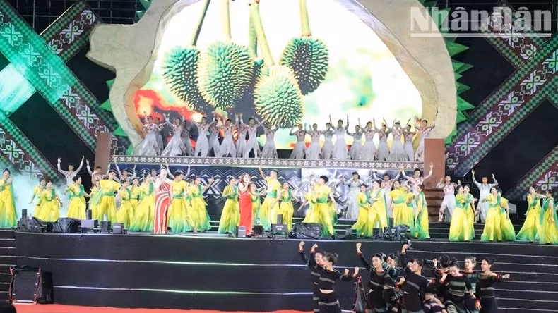 A special artistic programme honours durian as well as the land and people of Krong Pac District. A special artistic programme honours durian as well as the land and people of Krong Pac District.