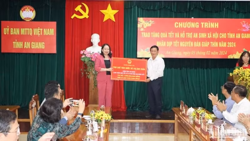 Vice President Vo Thi Anh Xuan presents Tet gifts. 