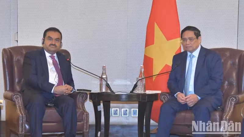 Prime Minister Pham Minh Chinh (right) and Gautam Adani, Chairman and Founder of Adani Group, at their meeting in New Delhi on July 31. (Photo: NDO)