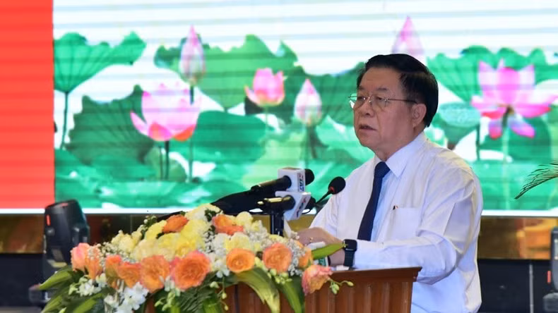 Politburo Member Nguyen Trong Nghia delivers remarks at the conference.
