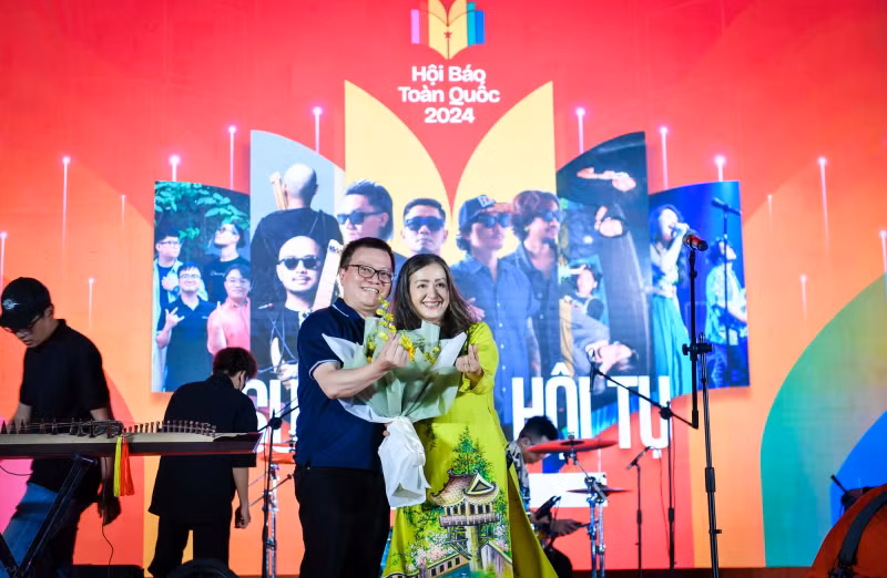 Journalist Le Quoc Minh presents flowers to Meritorious Artist Hai Phuong before her performance. Journalist Le Quoc Minh presents flowers to Meritorious Artist Hai Phuong before her performance.