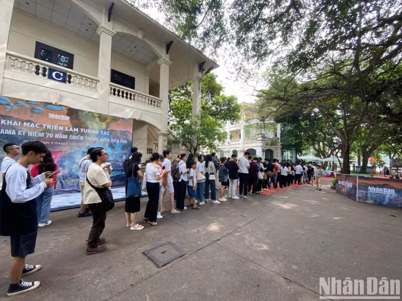Readers queue up for long waits to obtain the panorama supplement.