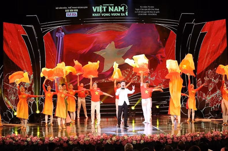 Many famous artists participate in the programme. (Photo: Tran Huan)